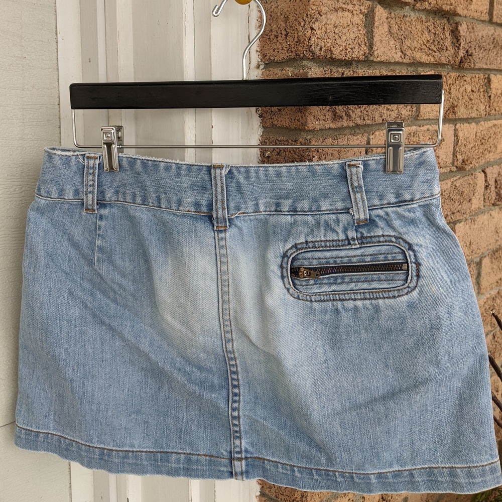 American Eagle Outfitters Light Blue Denim Mini Skirt with Zip Pockets - Picture 2 of 3